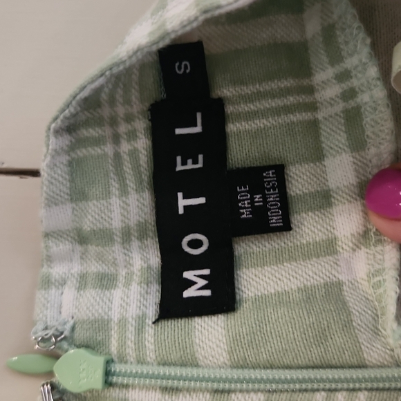 Green and white plaid skirt - Picture 2 of 4